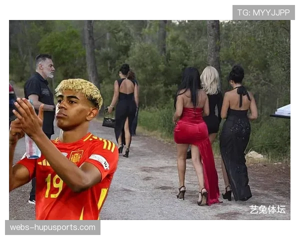 西班牙队主帅德拉富恩特现场考察，亚马尔、尼科-威廉斯成焦点